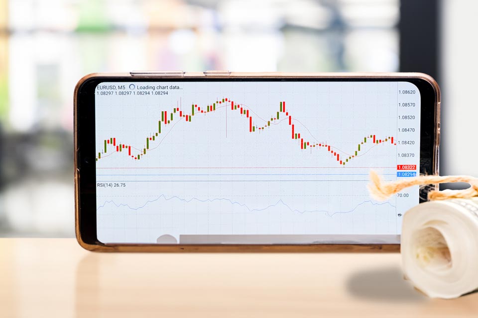 MetaTrader 5 platform interface with charts and order tools
